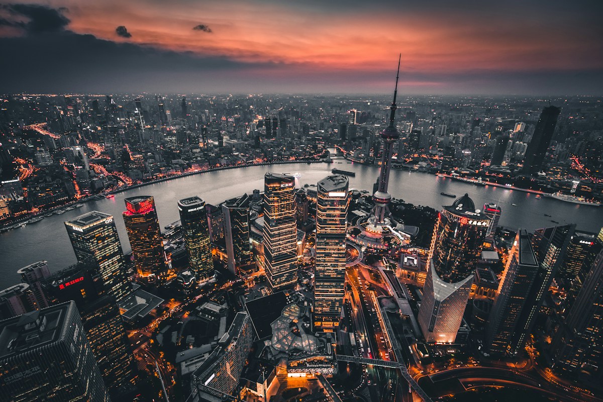 杭州城市天际线与钱塘江畔商业建筑